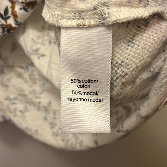 Maurices White floral Blouse with small ruffled sleeves size L - Picture 5 of 8